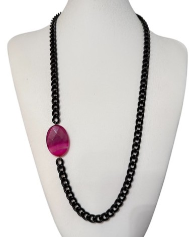 Collana con catena nera in metallo e pietra dura naturale di agata fucsia laterale