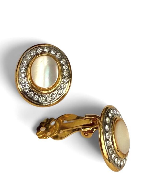 Orecchino bottone ovale a clip con centro madreperla e contorno con strass, base in metallo dorato,