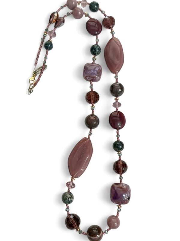 Collana lunga donna artigianale con elementi in resina, palle in pietra dura naturale e cristalli.
