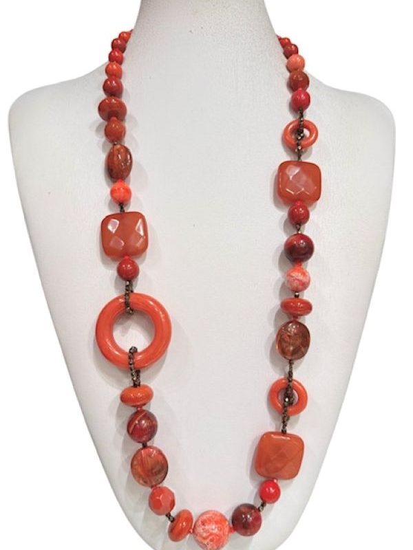 Collana fashion lunga in resina con anello laterale colore rosso corallo