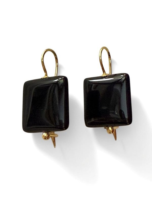Orecchino con pietra quadrata in onice nero e montatura a monachella in argento dorato