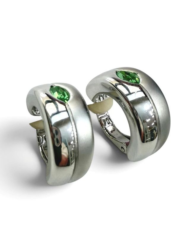 Orecchino a clip in metallo rodiato a cerchio con strass verde mela