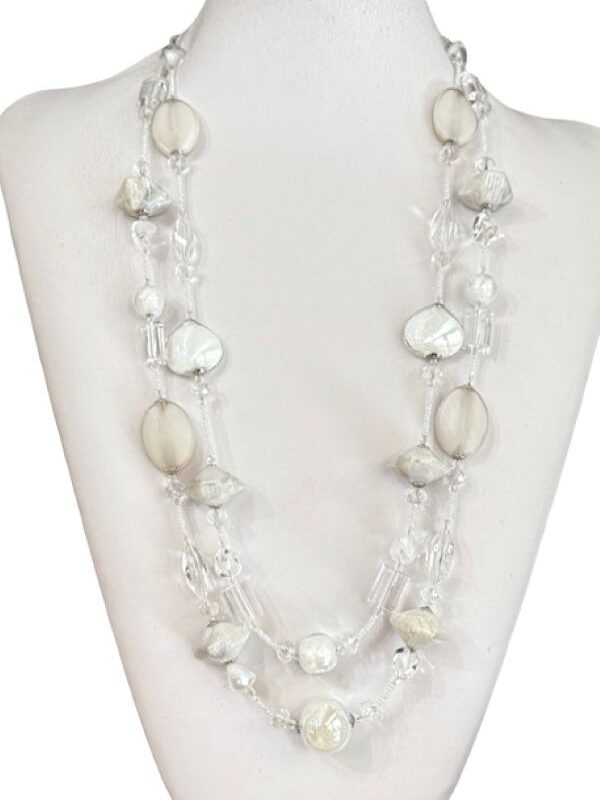 Collana a due fili color bianco con elementi in vetro veneziano e in resina. Pezzo unico leggero e luminoso