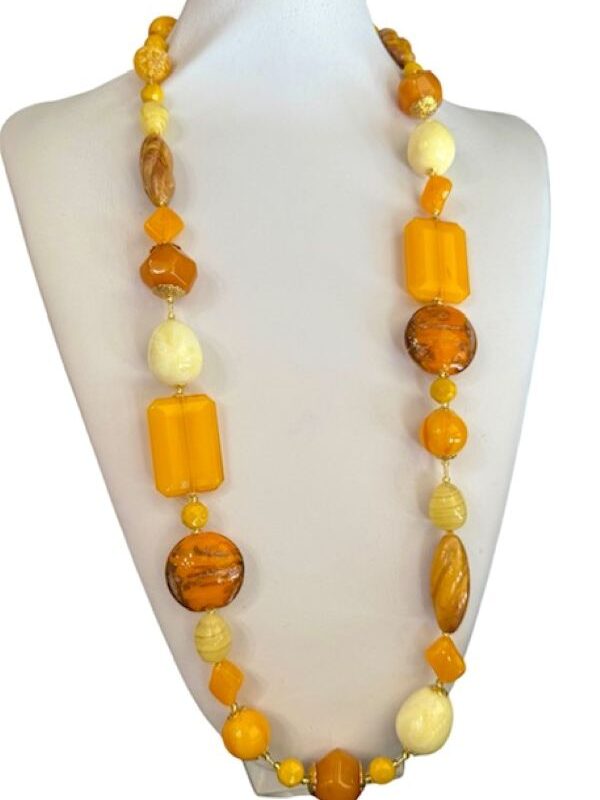 Collana moda donna lunga in resina e vetro colore giallo arancio con elementi in varie forme e tonalità
