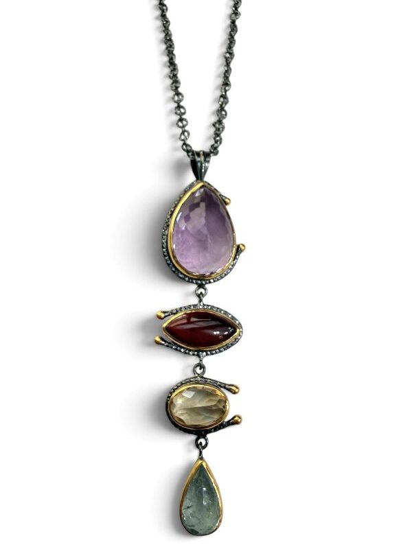Collana con ciondolo gioiello in pietre naturali, montato su catena in argento brunito.