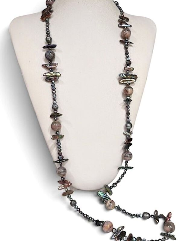 Collana lunga donna in perle di lago grigio/melanzana con perle di opale alternate