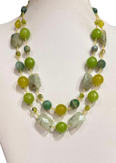 Collana donna verde in pietra naturale con agata, prenhite,giada e cristalli.A due fili 50 cm