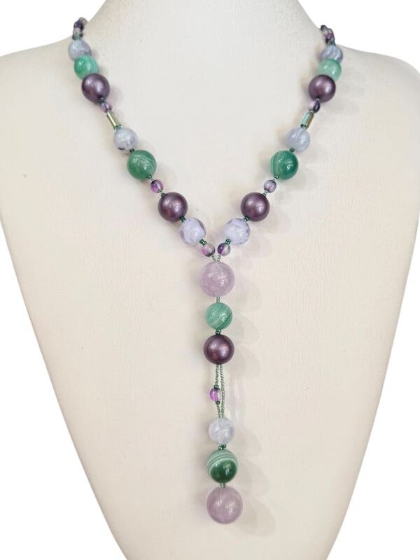 Collana artigianale donna , modello a cravatta con agate verdi, ametista , vetro e resina