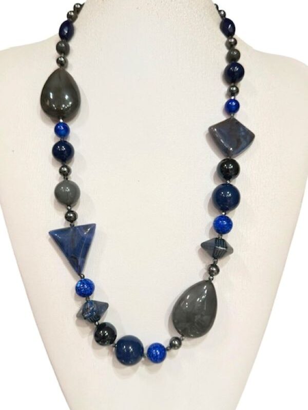 Collana lunga con resina e vetro nei toni del blu e del grigio. pezzo unico artigianale