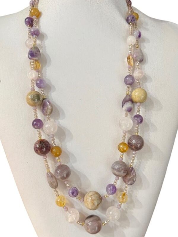 Collana lunga a due fili in pietra naturale con ametista, quarzo e pietra fossile. Colori delicati
