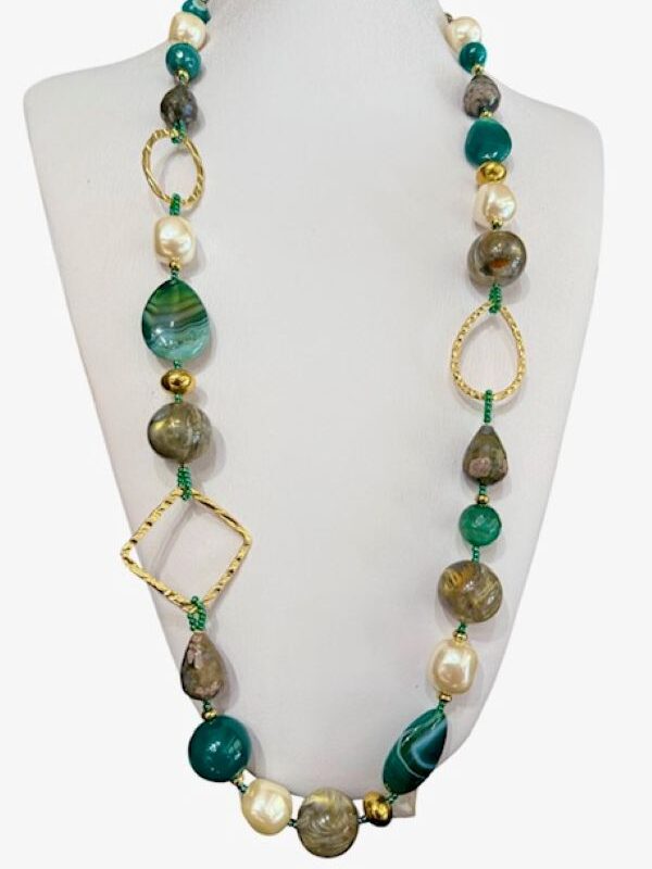 Collana lunga donna verde grigio perla e oro, con pietre, resina e anelli con diverse forme in metallo dorato