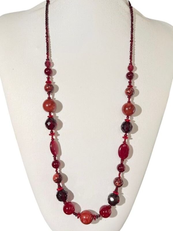 Collana lunga donna nei toni del bordeaux con resina, vetro e pietra leggera e versatile