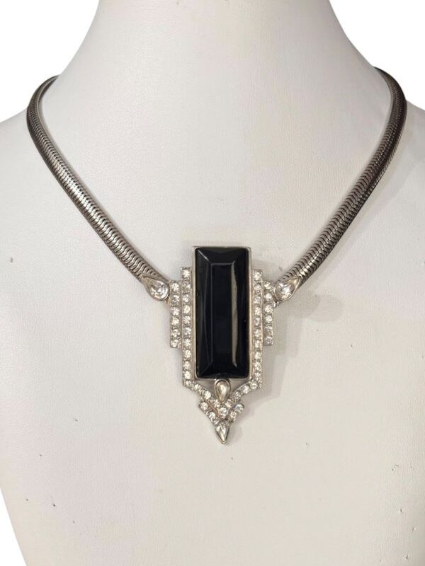 Collana girocollo elegante con centrale nero con strass montato su metallo e catena piatta serpe