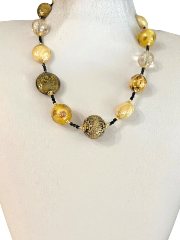 Collana girocollo in vetro di Murano distanziato da piccoli cristalli neri. Color principale giallo, miele, avorio, nero
