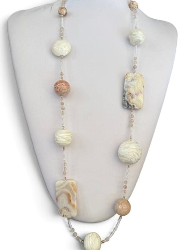 Collana lunga donna color panna con vetri di Murano e pietre dure naturali, moderna e raffinata