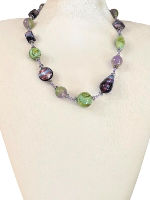 Collana girocollo in vetro di Murano. Colore viola e verde con cristallini