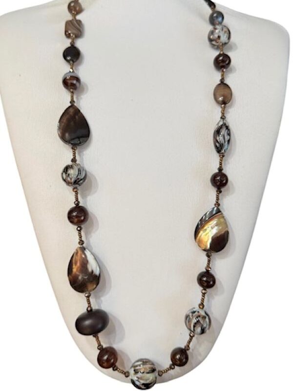 Collana lunga in pietre naturali con madreperla, agate e vetro veneziano
