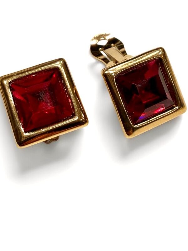 Orecchino quadrato a clip in metallo dorato con strass centrale fucsia