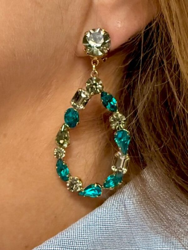 Orecchino pendente a clip con grandi strass Swarovski montati su metallo dorato