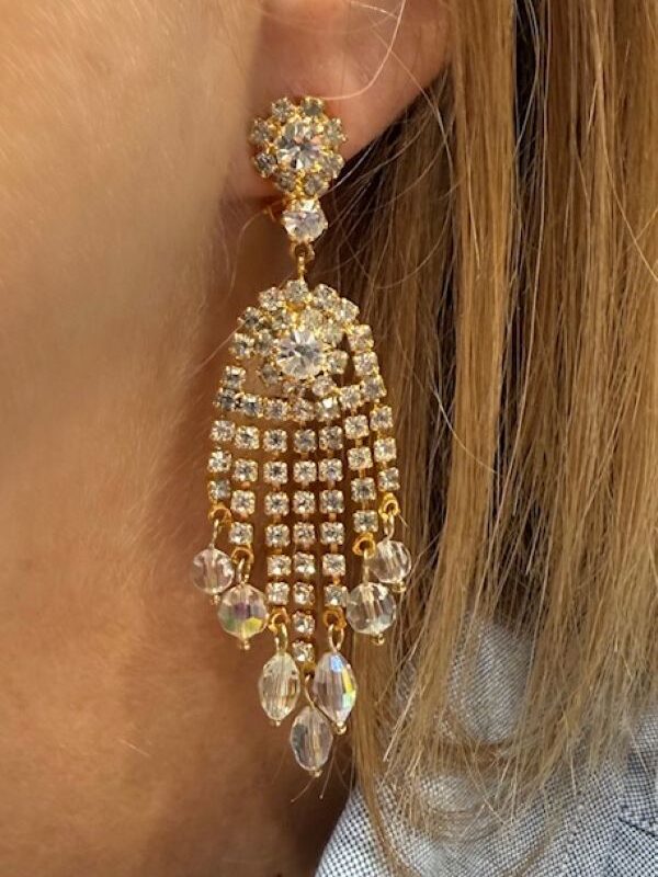Orecchino pendente a clip con strass Swarovsli montati su metallo dorato. Molto eleganti e luminosi