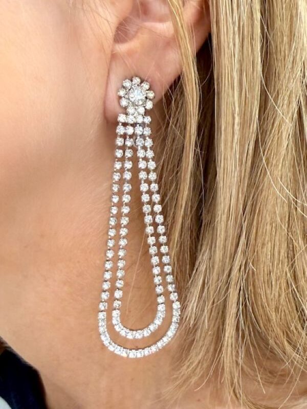 Orecchino a clip pendente con strass. molto elegante e luminoso. leggero da indossare